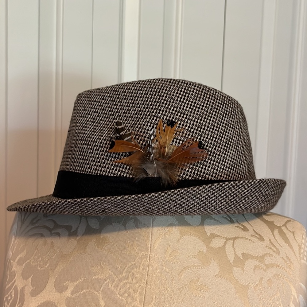 Forever 21 black/white houndstooth hat with black ribbon and feathers